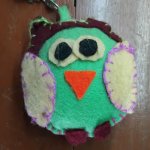 Kain flanel adalah jenis kain yang banyak dikreasikan menjadi hiasan rumah. Selain itu kain flanel bisa juga dikreasikan sebagai aksesori, loh. Kami punya sederet inspirasi kerajinan dari kain flanel, cek segera ya!