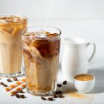 Saat ini nongkrong di kafe sudah jadi kebiasaan milenial dan tak jarang kalau kamu juga sering membeli minuman kekinian yang sedang hits. Kalau tak mau kantong jebol gara-gara sering beli minuman kekinian, kamu bisa coba buat sendiri minuman kekinianmu di rumah lho!