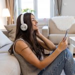  Anda mencari pengalaman mendengarkan musik yang luar biasa? Dapatkan kepuasan audio yang tak tertandingi dengan headphone bluetooth terbaik yang akan memompa bass dalam dan treble yang jernih langsung ke telinga Anda. Nikmati kebebasan tanpa kabel dan kontrol yang praktis, sambil menikmati kualitas suara Hi-Res dan fitur-fitur canggih lainnya.