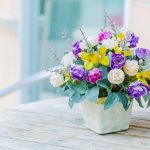 大切な方の誕生日を華やかに演出してくれる花はプレゼントの定番です。そこで、今回は予算1,000円で購入できる人気の花ギフトを【2023年最新情報】としてご紹介します。可愛いアレンジメントの花ギフトやシンプルな一輪のバラなど、おすすめの花ギフトを厳選しました。花の特徴なども参考に素敵な花ギフトを選んでください。