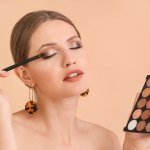 Wardah telah lama dikenal sebagai merek kecantikan lokal terpercaya. Dalam artikel ini, kami akan memberikan rekomendasi eyeshadow Wardah yang luar biasa. Dengan kualitas yang tak diragukan, palet eyeshadow Wardah menawarkan beragam pilihan warna yang memukau, tekstur lembut, dan daya tahan yang mengesankan.