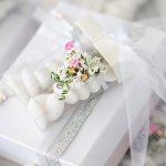 結婚式に欠かせない引き出物は、ゲストが家に持ち帰り結婚式の余韻を楽しむ品物です。しかし、ゲストの好みはそれぞれ異なるなため、選ぶのに頭を悩ませる新郎新婦が多くいます。そこで、おしゃれな引き出物の「2025年最新情報」をご紹介します。ゲストに素敵な結婚式だったと締めくくってもらえるような、センスの良い引き出物を選んでください。
