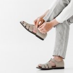 Sepatu sandal bisa jadi alternatif gaya buat para pria yang ingin tampil santai namun tetap rapi. Perlu kamu tahu, model sepatu sandal pria ternyata cukup beraga, lho. Temukan rekomendasi sepatu sandal pria kekinian dari BP-Guide agar penampilanmu makin keren.