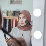 Siapa bilang kamu tak bisa tampil cantik maksimal dengan hijab? Nyatanya banyak hijaber yang bisa tampil cantik dengan makeup seperti para hijab blogger di bawah ini!