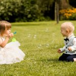 新しく夫婦となった2人を祝福する結婚式には、大人だけではなく子供のゲストも招かれます。着慣れないフォーマルに身を包み、お祝いのために駆けつけてくれた子供達に、素敵なプレゼントを用意して幸せをお裾分けしましょう！今回の記事では、結婚式で子供達にプレゼントして喜ばれる15のアイテムを、人気の理由や魅力と一緒にランキング形式でご紹介します。