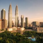 Pengen liburan ke luar negeri tapi dana terbatas? Nggak masalah, kamu masih bisa berkunjung ke Kuala Lumpur yang menjadi ibukota negara Malaysia. Yap, ada 10 tempat wisata yang harus kamu kunjungi saat berlibur ke Kuala Lumpur. Liburanmu dijamin makin asyik dan menyenangkan!