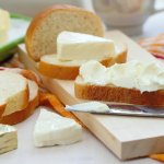 Cream cheese kini menjadi primadona setelah kemunculan minuman Brown Sugar Boba dengan ekstra cream cheese. Kalau kamu ingin bereksperimen dengan minuman kekinian di rumah atau bahkan olahan makanan lain, gunakan saja cream cheese yang bisa menambah kelezatannya. 