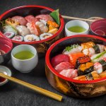 Setiap negara memiliki table manner sendiri yang unik. Begitu juga dengan negara Jepang. Kamu yang ingin pergi wisata kuliner ke negara tersebut, wajib tahu table manner yang tepat, ya. Ketahui beberapa table mannernya dan juga rekomendasi alat makan Jepang dari kami!