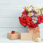 一生に一度の還暦祝い。特別な節目となるその日に、心に残る素敵なメッセージを贈りたいですよね。書き方や喜ばれるポイントなど、それぞれのシーンに合った文例も一緒にご紹介していきます。