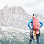 Saat beraktivitas di luar ruangan, apalagi saat naik gunung, jaket adalah hal yang wajib digunakan. Salah pilih jaket, kamu bisa terkena hipotermia dan bahaya lainnya. Yuk, simak tips memilih jaket outdoor serta rekomendasinya!