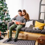 彼氏や旦那さんへのクリスマスプレゼントには、良いものを選びたいと考える人も多いでしょう。最近は、1万円で買える質の良いアイテムや機能性の高い商品が増えてきました。今回は、編集部がwebアンケート調査などをもとに厳選した、1万円前後で購入できるおすすめのクリスマスプレゼントをランキング形式でご紹介します。この記事を読めば、夫や彼に喜ばれる人気のアイテムがわかります。
