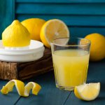 Di siang yang terik memang paling pas menyeruput es lemon segar. Kamu bisa bikin es lemon sendiri dengan sari lemon. Minuman sari lemon mudah didapatkan di supermarket sekitar kita. Namun, intip dulu tips memilih sari lemon yang bagus. Selain itu, cek juga rekomendasi sari lemon dari BP-Guide!