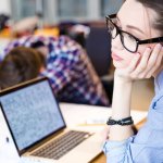 Bosan lihat meja kerja kamu gitu-gitu aja setiap hari? Nah, agar kamu punya semangat baru untuk bekerja tiap hari, ini dia 7 peralatan kantor yang bisa kamu coba untuk jadi dekorasi meja kerja yang menarik dan membangkitkan semangat!