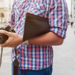 Bergaya trendy dengan clutch bag adalah salah satu cara terbaik untuk menunjukkan penampilan pria. Lantas, clutch bag bagaimana yang bisa dicoba? Simak rekomendasinya di sini! 