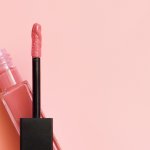 Jika lipstik terasa terlalu berat tapi lip tint mudah hilang, coba lip stain saja. Teksturnya mirip lipstik namun lebih ringan, serta cukup tahan lama. Simak rekomendasi lip stain terbaik dari BP-Guide berikut ini!