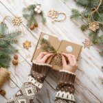 Một mùa Giáng Sinh nữa lại sắp đến, bạn đã chuẩn bị quà gì cho những người thân yêu của mình chưa? Một món quà handmade chắc chắn sẽ đem đến niềm vui cho người nhận. Mời bạn hãy tham khảo ngay 10 cách làm quà Noel độc đáo, ấn tượng (năm 2021) dưới đây nhé!