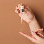 Flek hitam tentu sangat mengganggu penampilan. Kamu jadi kurang percaya diri karena wajah jadi tampak memiliki noda. Tenang, flek hitam bisa kok dihilangkan. Simak yuk tips mencegah dan mengobati flek hitam. Cek juga rekomendasi produk serum untuk menghilangkan flek hitam!