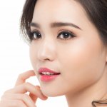 Wanita Korea terkenal karena kecantikan kulitnya dan makeup yang segar serta natural. Yuk intip beberapa ide makeup ala seleb Korea plus produk makeup yang bisa kamu gunakan berikut ini!