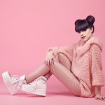 Sepatu sneakers identik dengan tampilan kasual yang cenderung terlihat tomboi. Tetapi kini dengan inovasi bernama sneakers wedges, perempuan yang feminin juga bisa menggunakan sneakers unik ini. Haknya lebih tinggi jadi akan membuat postur dan kakimu terlihat lebih jenjang. Penasaran akan pilihan sneakers wedges yang ada? Simak selengkapnya di sini. 
