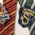 Harry Potter adalah salah satu seri terlaris di dunia yang punya jutaan penggemar. Nggak hanya cerita yang menarik, inspirasi fashion Harry Potter pun banyak dicontek penggemarnya. Seperti dasi khas seragam Hogwarts ini. Kamu pengen punya? Cek rekomendasinya dari BP-Guide berikut ini.