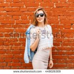 Jika kamu kurang pede dengan penampilanmu yang biasa-biasa saja, kamu bisa meng-upgrade outfitmu dengan atasan yang lucu dan model yang unik. Pilih atasan yang sesuai dengan ukuran tubuhmu ya dan kalau bingung, kamu bisa simak rekomendasi atasan lucu plus aksesoris unik dari BP-Guide berikut!