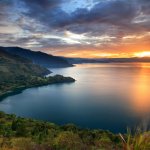 Siapa pula yang tak kenal Danau Toba? Keindahannya yang populer sampai keluar negeri emang tak perlu diragukan. Bahkan,10 wisata di sekitarnya pun wajib kamu jajal! Yuk cek apa aja di bawah ini!