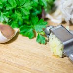 Bawang putih menjadi salah satu bahan dasar yang wajib ada nyaris di setiap masakan. Oleh karena itu, Anda membutuhkan alat penghancur atau pemotong bawang putih yang praktis agar proses masak menjadi lebih mudah. Simak rekomendasi alat penghancur bawang putih dari BP-Guide berikut ini, ya.