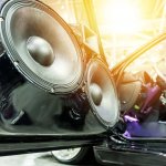 Aktivitas mendengarkan musik bisa dilakukan di mana saja, termasuk di dalam mobil. Supaya musik yang didengarkan terdengar lebih jelas, tentu dibutuhkan speaker. Speaker yang berkualitas bisa menghasilkan suara yang jernih sehingga Anda akan lebih asyik saat mendengarkan musik.