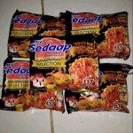 Makan tanpa ditemani sambal atau yang pedas-pedas tentunya terasa kurang. Begitu pula saat menyantap mi instan. Nah, paduan mie instan dengan bumbu yang pedas pasti menjadi favorit banyak orang. Apakah Anda salah satunya?