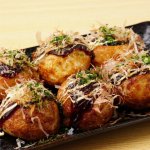 Camilan apa yang kamu suka? Mungkin jawabannya adalah takoyaki. Takoyaki termasuk mudah didapatkan dan dibeli di mana saja. Namun ternyata cara membuatnya juga mudah sehingga kamu pun bisa membuatnya di rumah. Coba saja buat sendiri dengan resep-resep takoyaki yang diberikan dalam artikel ini. Jangan lupa untuk membeli alat pembuat takoyaki dengan rekomendasi yang juga diberikan di sini. 