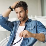 Menata gaya rambut bukan hanya wajib bagi wanita, namun juga pria. Rambut memang bisa menentukan kesan tampilan kita secara keseluruhan di mata orang lain. Supaya tidak terkesan berantakan dan kurang menarik, pastinya kita harus memilih gaya rambut terbaik untuk kita. Yuk, cek rekomendasi gaya rambut populer untuk pria tahun 2023 di bawah!