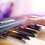 Alat musik keyboard banyak diminati karena memang bisa mengeluarkan aneka suara instumen musik. Ini membuatnya cocok sebagai pengiring organ tunggal dan bisa juga digunakan untuk berlatih sebelum beralih ke alat musik piano. Ada banyak jenis keyboard yang bisa kamu pilih. Cek rekomendasi dari kami, ya!