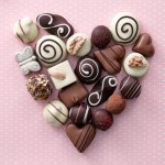 Cokelat memang sudah jadi tradisi untuk hadiah Valentine. Nah, untuk Valentine tahun ini, kamu sudah siapkan cokelat belum? Valentine tinggal menghitung hari, buruan persiapkan cokelat hadiahmu. Simak tips memilih cokelat untuk Valentine. Cek juga rekomendasi cokelatnya dari kami!