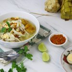 Soto Banjar, semangkuk sup khas Kalimantan Selatan, telah menjadi sajian favorit banyak orang di seluruh Indonesia. Di Jakarta Timur, Anda dapat menemukan berbagai tempat makan yang menawarkan versi autentik dari soto yang memikat ini.