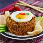 Nasi goreng seperti apa yang biasa kamu makan? Mungkin kebanyakan adalah nasi goreng dengan bumbu bawang merah, bawang putih, cabai, garam, dan kecap. Padahal ada banyak varian nasi goreng yang tidak kalah lezat. Yuk, kita coba buat nasi goreng yang berbeda seperti dalam artikel ini.