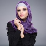 Wajah bulat memang tricky untuk menggunakan hijab. Sebisa mungkin kita butuh trik untuk menyiasati berbagai model jilbab agar tampil semakin trendi. Jadi, tidak ada alasan dong untuk tidak menggunakan jilbab sekali pun wajahmu bulat, ya. Yuk, simak rekomendasi dari BP-Guide!