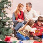 Giáng Sinh đang đến rất gần và chắc hẳn bạn cũng đang chuẩn bị những món quà đặc biệt cho những người thân yêu của mình. Hãy tham khảo ngay danh sách 10 món quà Noel độc đáo dễ mua nhất tặng người thân (năm 2020) dưới đây để có những lựa chọn ưng ý nhất bạn nhé!