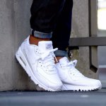 Sneakers jadi salah satu model alas kaki yang digemari banyak orang. Selain nyaman karena umumnya memiliki sol datar, sepatu ini pun cocok dikenakan sebagai sepatu sehari-hari. Sneakers, seiring perkembangan mode juga mengalami perubahan desain dan kini tidak hanya memberi kesan kasual, santai atau boyish. Beberapa desain sneakers pun cocok bagi wanita yang feminin. 