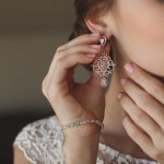 Anting termasuk unsur fashion yang penting. Keberadaannya bisa menambah cantik penampilan Anda. Nah, ingin tampil menarik dengan anting trendi tahun 2023 ini? Simak tips dan rekomendasinya berikut ini.