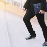 クラッチバッグはおしゃれな大人には欠かせないアイテムとして、最近特に人気があります。そこで今回は【2023年最新版】ランキングとして、30代・40代男性へのプレゼントにぴったりのブランドクラッチバッグをご紹介します。年代を考え、若い方が好むような派手なデザインではなく、装飾が少なく落ち着いたシンプルなデザインを選ぶのがおすすめです。ぜひ参考にしてください。