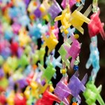 Jangan langsung membuang sedotan bekas karena benda ini bisa diubah menjadi berbagai macam mainan anak-anak dalam berbagai bentuk dan rupa. Mengajak anak membuat mainan dari sedotan ini ternyata juga bagus untuk mengasah kreativitas mereka.