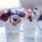 Peran brush sebagai salah satu alat yang dibutuhkan para wanita saat berdandan tidak bisa dianggap remeh. Brush menjadi salah satu alat yang membuat hasil riasan lebih merata dan tampak sempurna. Kira-kira power brush dari merek apa saja sih yang direkomendasikan BP-Guide? Yuk, langsung cek!