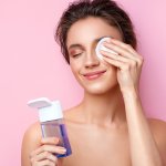 Selalu menjaga kulit bersih dan segar adalah impian setiap wanita. Namun, menghapus makeup dengan benar adalah langkah penting untuk meraih hasil yang optimal. Untuk itulah, kami hadir dengan rekomendasi makeup remover terbaik yang akan membantu Anda mencapai kulit yang terawat dan sehat.