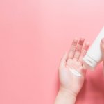 Meski pandemi Corona belum berakhir, namun kini kita sudah mulai beraktivitas kembali di luar rumah. Kita harus memakai masker guna meminimalkan penularan virus. Kebiasaan memakai masker saat beraktivitas di luar ruangan kadang membuat kulit wajah jadi belang dan warnanya tidak merata. Agar warna kulit jadi cerah dan merata, kamu butuh krim pemutih wajah yang aman digunakan. Intip rekomendasinya dari kami!