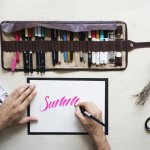 Seni menulis indah makin banyak dilirik, terutama karena bisa juga dijadikan ladang bisnis. Jika hasil tulisan kamu indah, bukan tidak mungkin kamu bisa menjualnya dengan harga mahal loh. Untuk melakukan hand lettering, kamu tentu butuh pen brush. Lirik rekomendasi dari BP-Guide berikut ini!