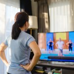 Smart TV murah hadir dengan berbagai fitur yang dapat membuat pengalaman menonton lebih menyenangkan. Mulai dari akses ke berbagai aplikasi streaming hingga kemampuan untuk terhubung ke jaringan internet dan media penyimpanan eksternal.
