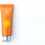 Anda mencari perlindungan optimal dari sinar matahari tanpa menyebabkan kulit berminyak atau lengket? Sunscreen gel adalah jawabannya! Dengan tekstur ringan dan cepat meresap, sunscreen gel memberikan perlindungan yang maksimal sambil menjaga kulit tetap nyaman sepanjang hari.