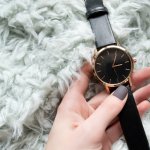 若い世代を中心に人気のあるチープカシオは、リーズナブルであるのはもちろん、おしゃれなデザインが多いためプレゼントにも人気があります。今回は「2023年最新情報」として、女性へのギフトにおすすめのチープカシオのレディース腕時計をまとめました。アナログ・デジタルいずれについてもセンスの良い商品を集めましたので、ぜひ参考にしてください。