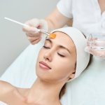 Chemical peeling adalah perawatan yang dinilai efektif untuk mengatasi berbagai macam masalah kulit, seperti kusam, kerutan, hingga bintik hitam. Anda yang tinggal di Bandung, BP-Guide akan memberikan rekomendasi klinik yang melayani treatment chemical peeling untuk Anda!