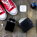 ポケットに入れて気軽に持ち運べる二つ折り財布は便利なツールであると同時にファッションの一部としても活躍するアイテムです。自分スタイルの装いを楽しみ始める男子大学生には、使いやすいだけでなくデザイン性の高い財布が多く選ばれています。編集部がwebアンケート調査などを元に選んだメンズ二つ折り財布の人気ブランドランキングをチェックして、自分だけのお気に入りを見つけましょう。